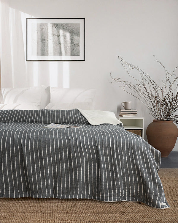 Dreamy Stripe Plush Blanket – Black